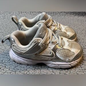 Nike Kids V5 RNR Running Shoes Girls Size 10C Silver And White